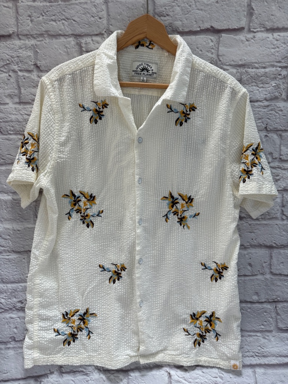 Free Planet Men's White Embroidered Short-Sleeve button down Shirt
